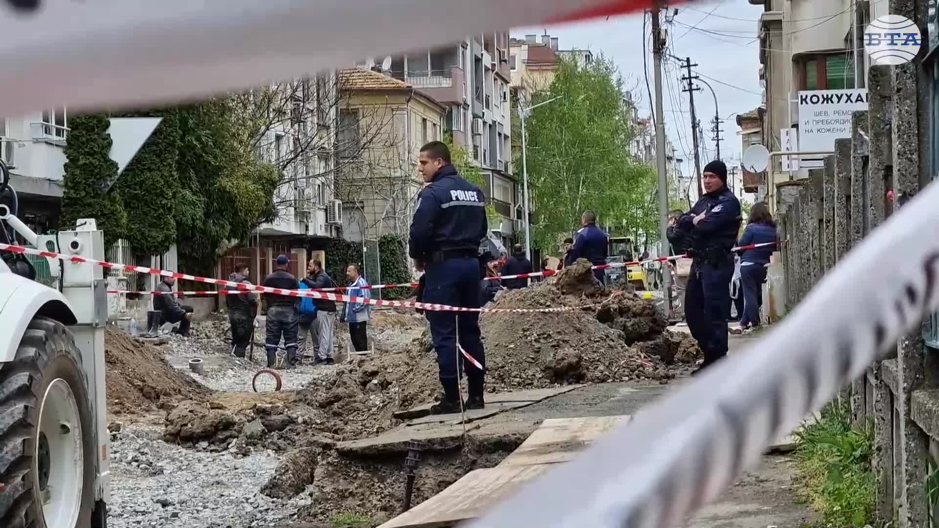 Работник загина, затрупан от пръст в Бургас