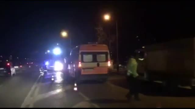 Кола се заби в автобус в София