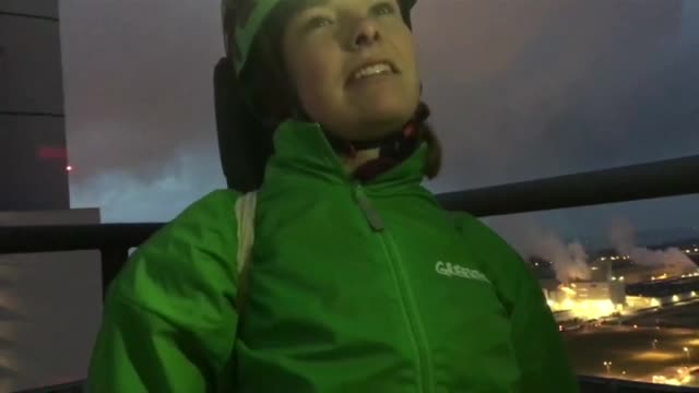 Активисти на "Грийнпийс" изкачиха 180-метров комин в Полша