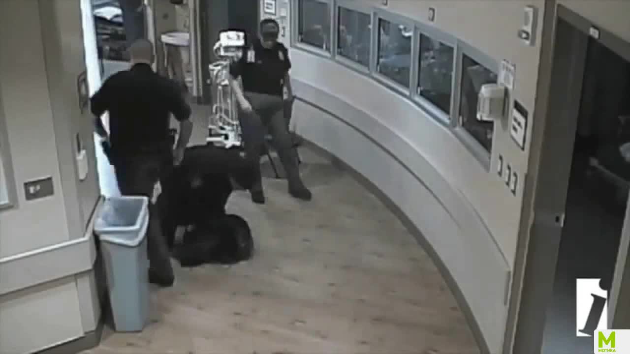 Полицейско насилие над задържано момиче !