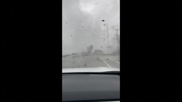 Торнадо вдига във въздуха кола във Флорида