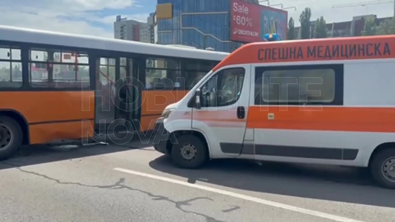 Автобус скъса мантинелата и навлезе в насрещното на „Цариградско шосе“ в София