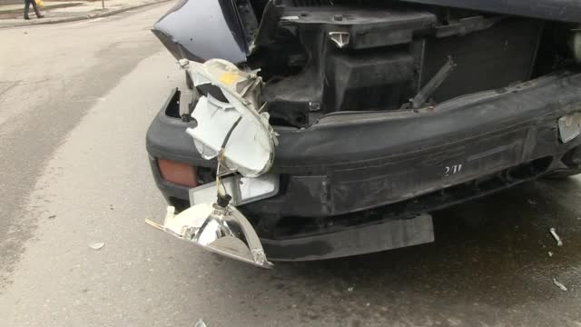 Кола се вряза в автобусна спирка в Русе
