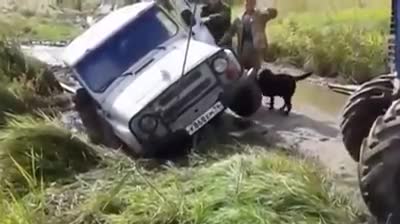 Трактор тегли закъсал джип,но вижте какво става после..
