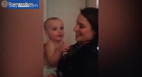 Реакцията на бебе когато за първи път среща близначката на майка си