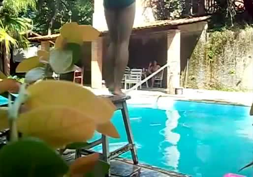 Идиот събаря къща