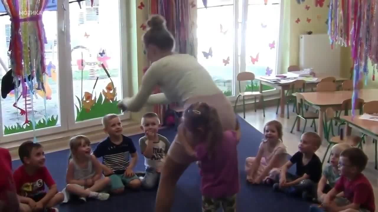 Учителка в детска градина, за която всеки родител мечтае (особено бащите)