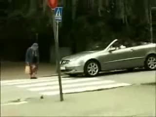 Баба срещу Мерцедес !! С М Я Х !! 