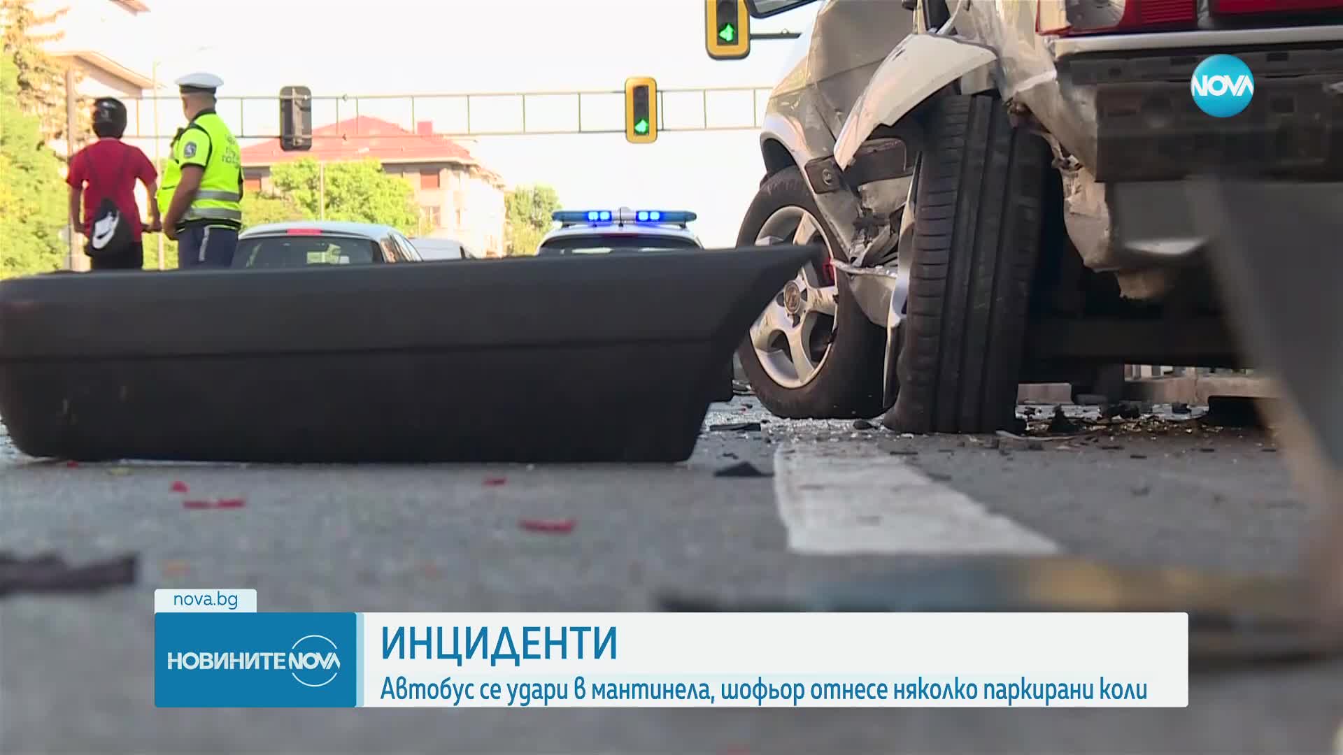Автобус на градския транспорт в София се заби в ограда