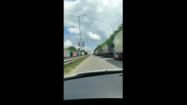 Километрични опашки от тирове на КПП "Дунав мост" при Русе
