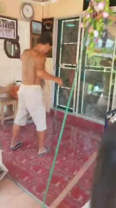 Ето какъв стаховит неканен гост се появи на вратата на тайландско семейство!