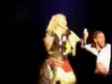 Exclusive Madonna припада по време на концерта и в българия
