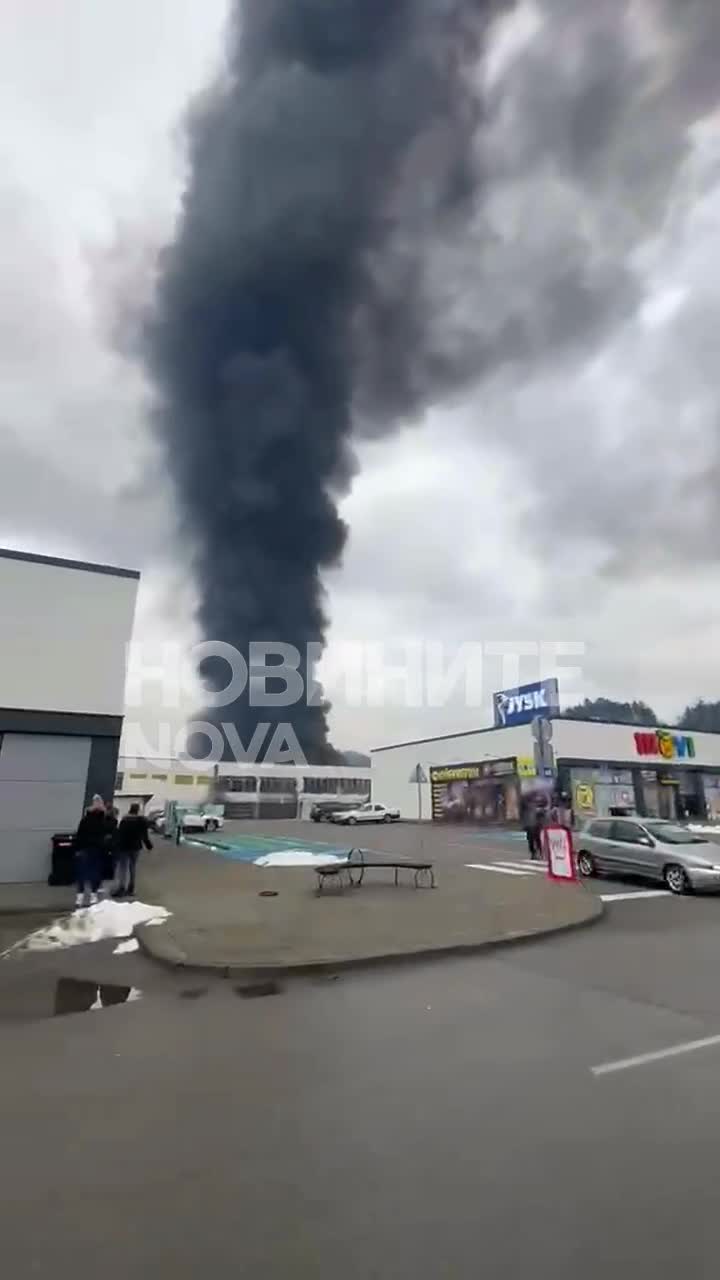 Голям пожар избухна в текстилно предприятие в Троян