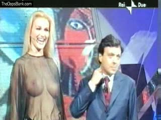 Водещата е полу-гола