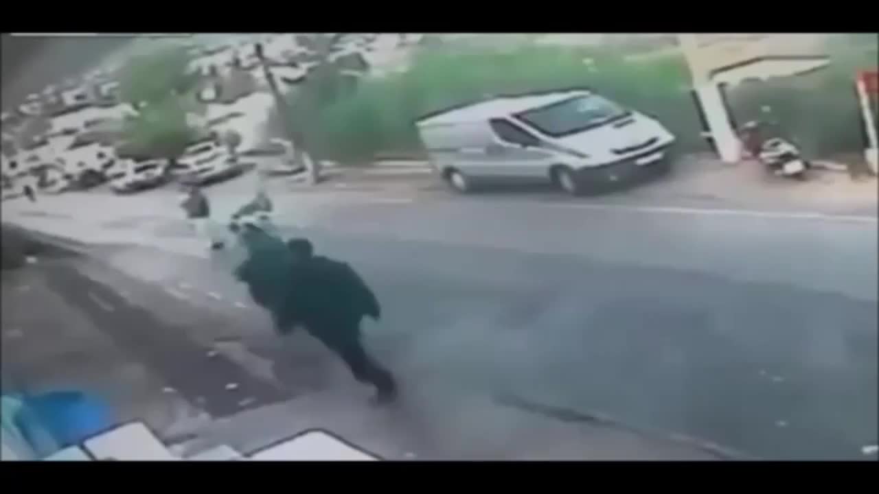Човек хваща изпусната бебешка количка