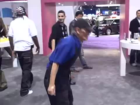 Луда дядка играе насред мола