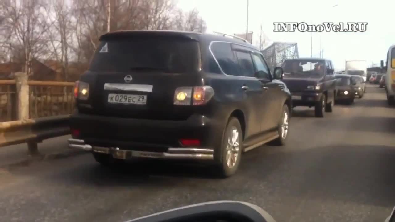Тарикат със джип иска да избегне задръстването, но не му се получи