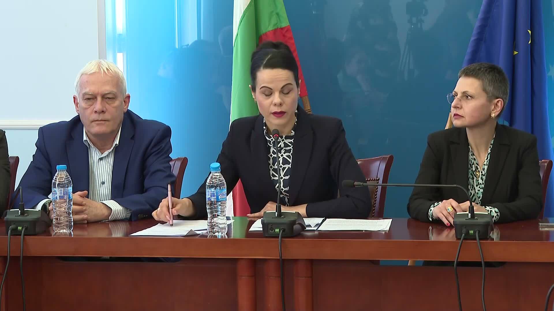 Здравният министър: Въпреки тежкото наследство системата работи