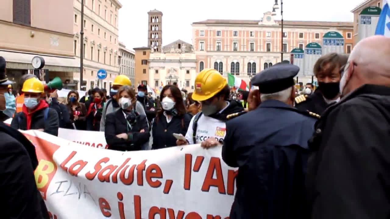 Italy: Alitalia workers rally against job cuts in Rome