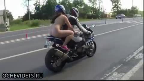 В Русия момиче се вози голо на мотор