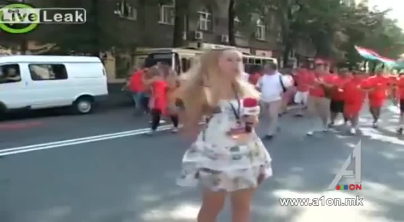 Холандски Футболни фенове се закачат с Украйнска репортерка