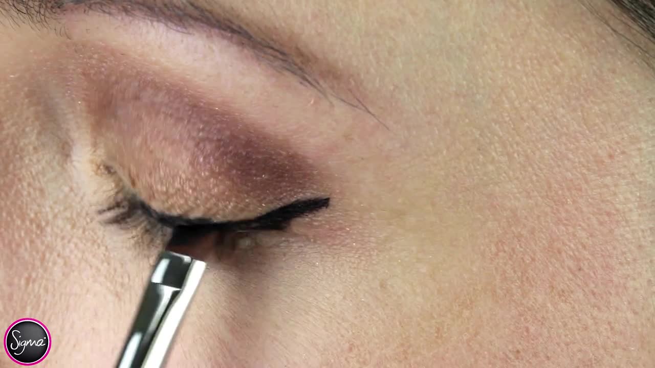 Четка за грим Sigma E65 Small Angle - видео предствяне - онлайн магазин makeup5.com