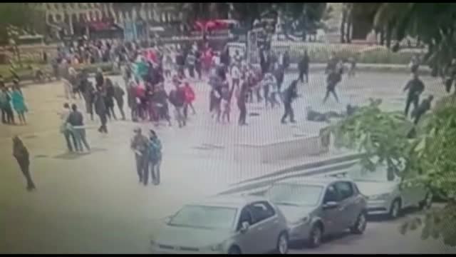 Появиха се нови кадри от атаката пред "Нотр Дам" в Париж