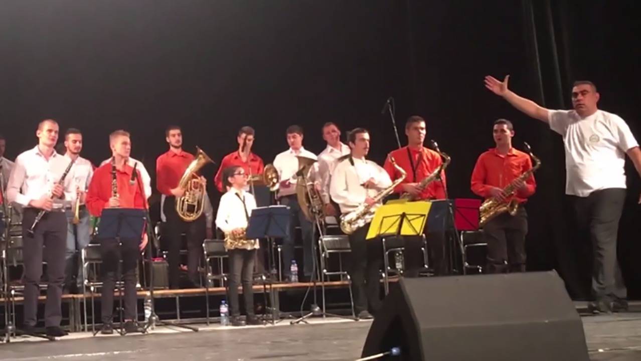 Български полицай-музикант предава изкуство на младите