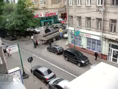 Камион Не Може Да Вземе Завой