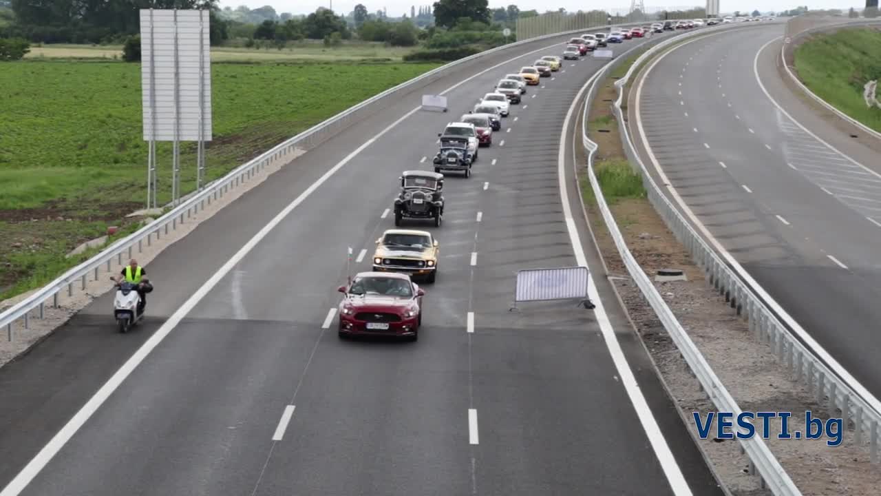 Световен рекорд на "Гинес" в София за най-дълъг парад от автомобили "Форд"