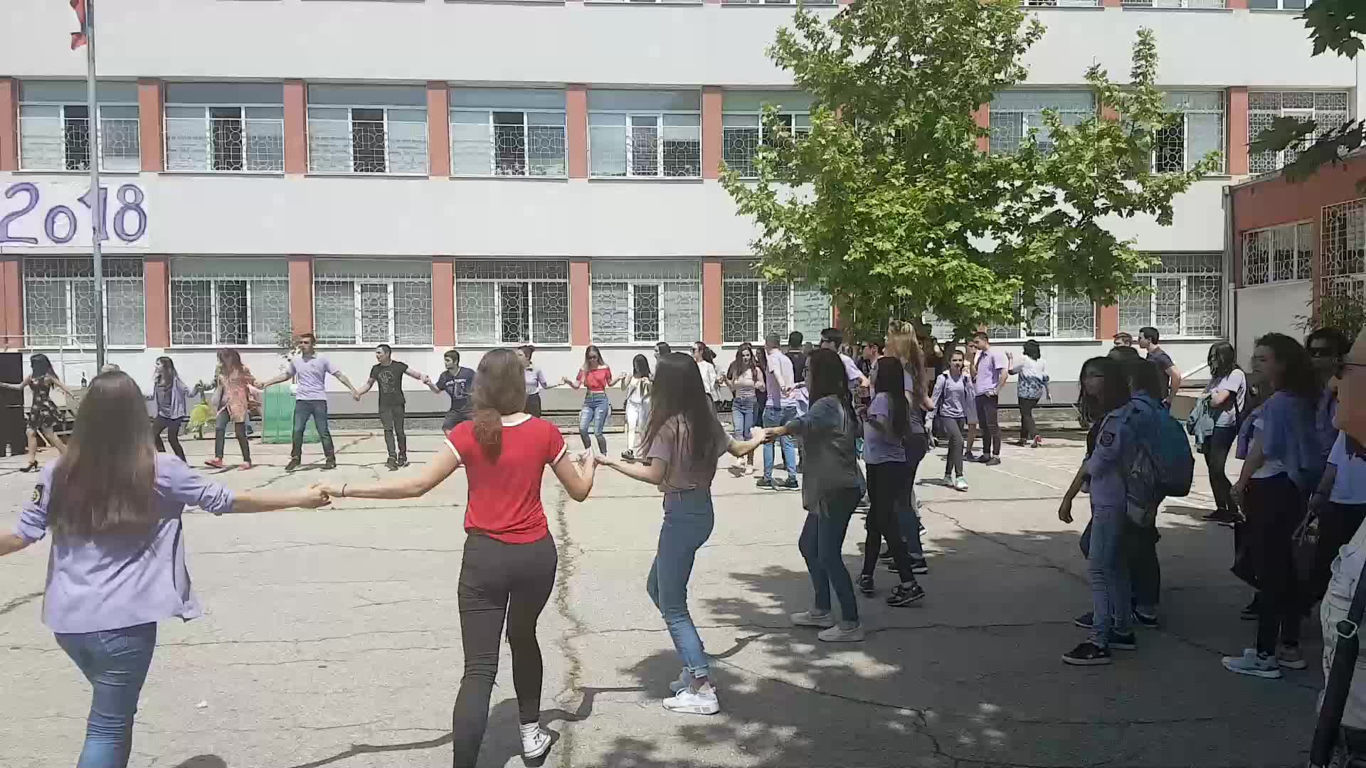 Училище в Русе изпрати абитуриентите си с българско хоро