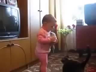 Тази котка си взе котенцето от детето