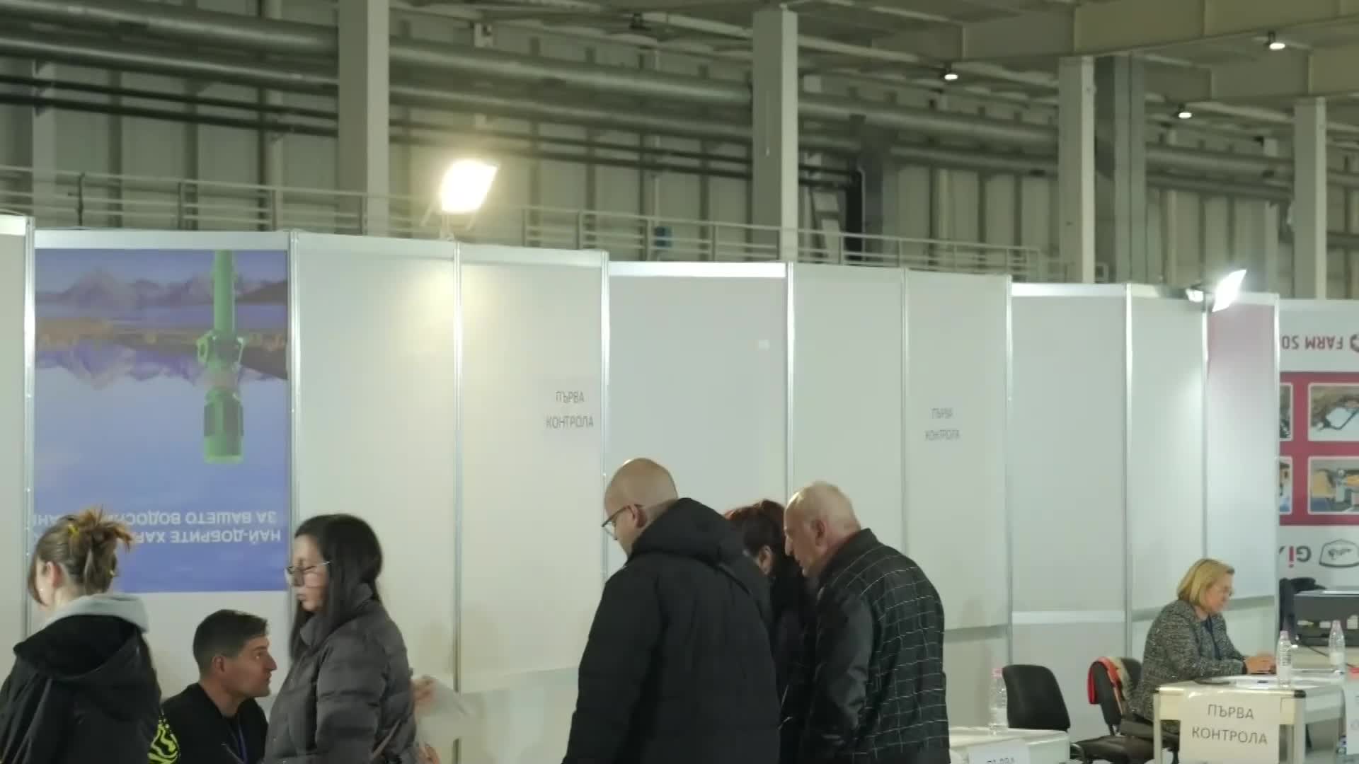 Първите изборни книжа пристигнаха в „Арена 8888“ в София