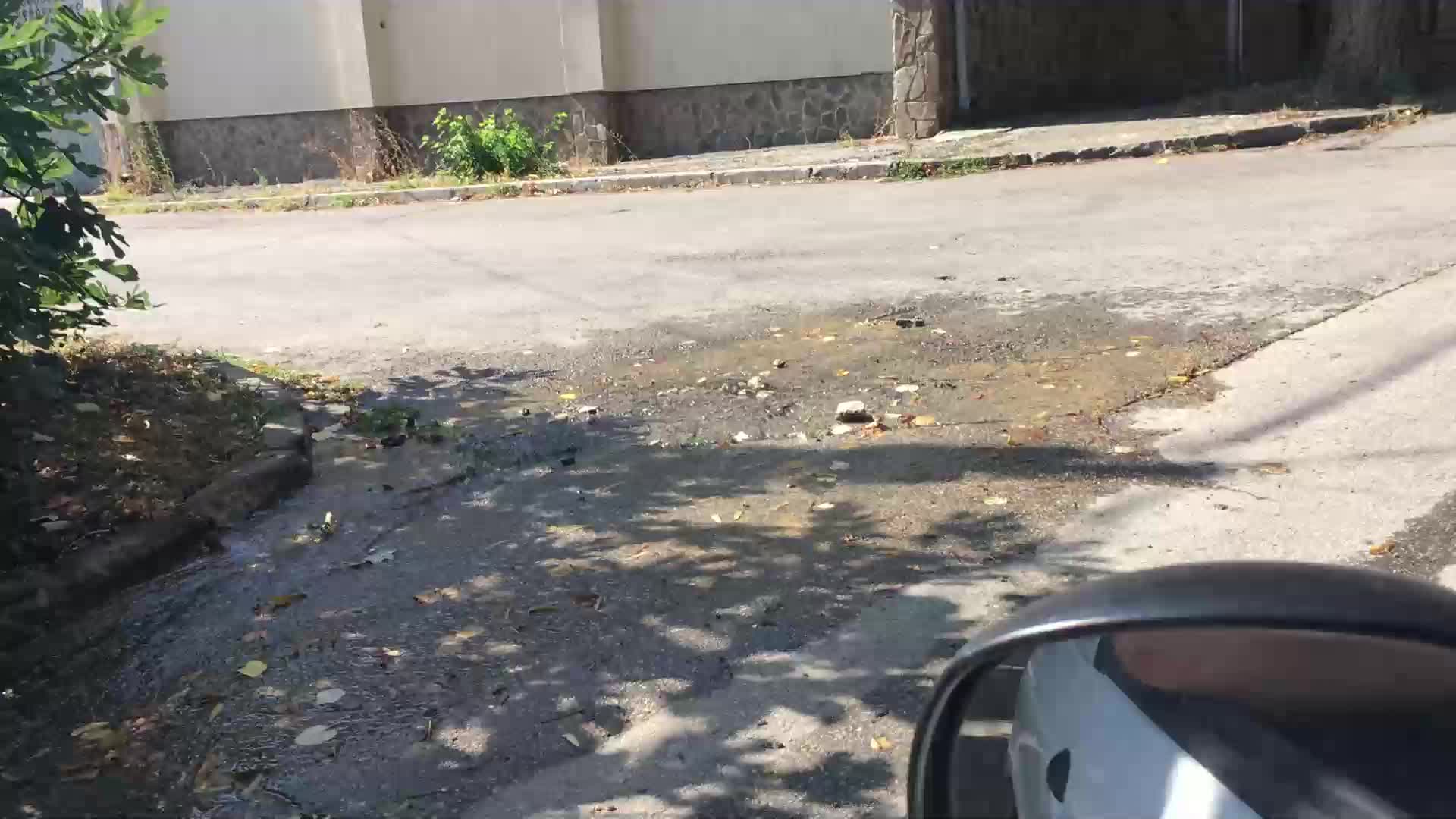 Теч, продължаващ над 4 дни в кв. "Галата", Варна