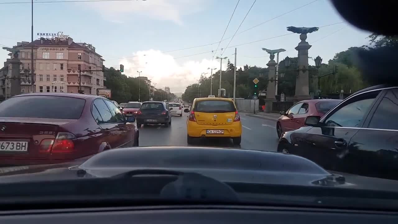Наглец ме избутва от платното