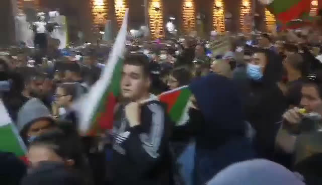 Агитки на протеста в София, демонстранти пазиха полицаите от провокаторите