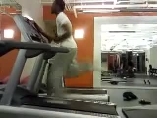 Много бърз негър бяга на пътека 