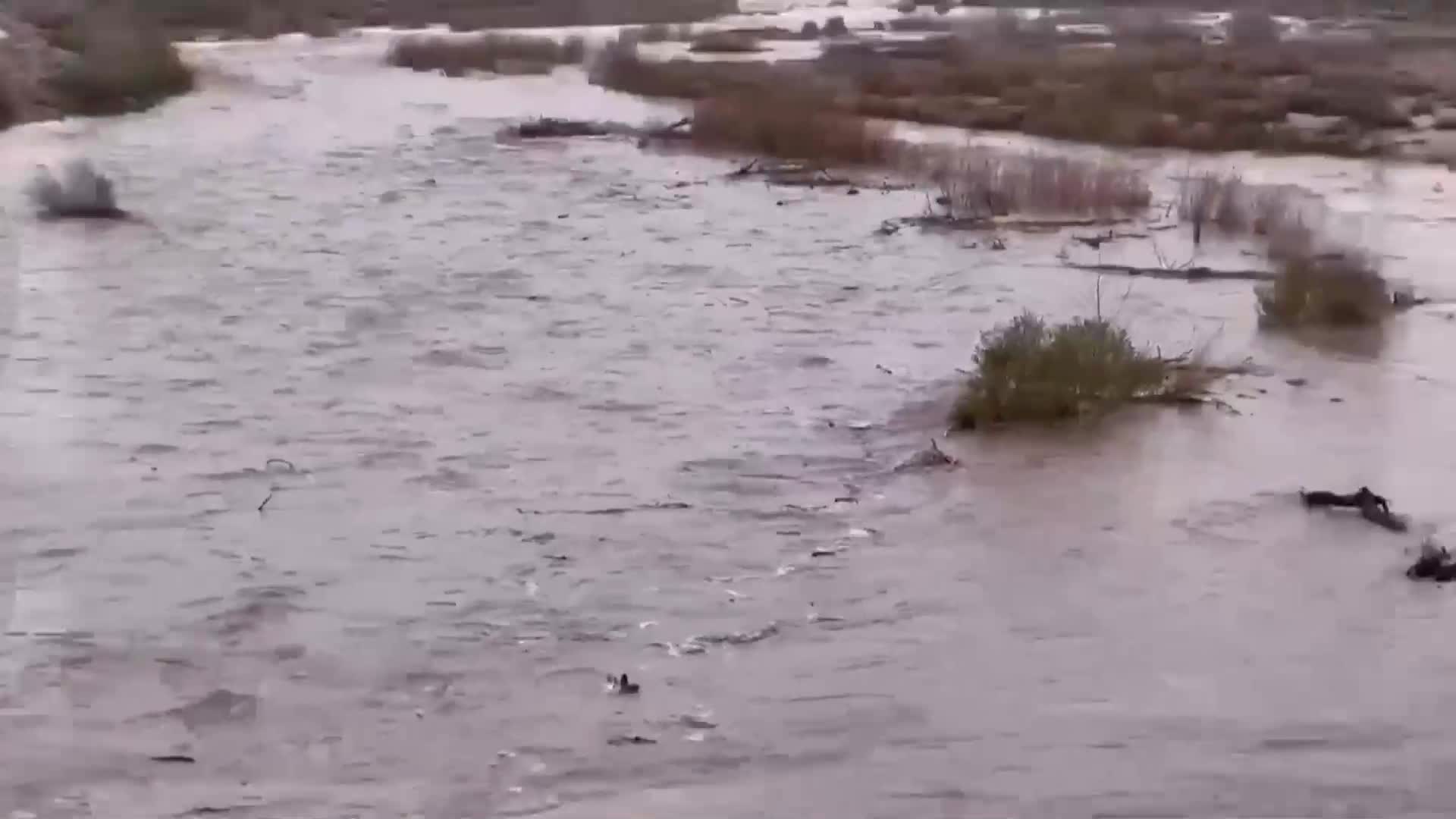 Наводнения в каньон в щата Юта застрашиха десетки туристи (ВИДЕО)