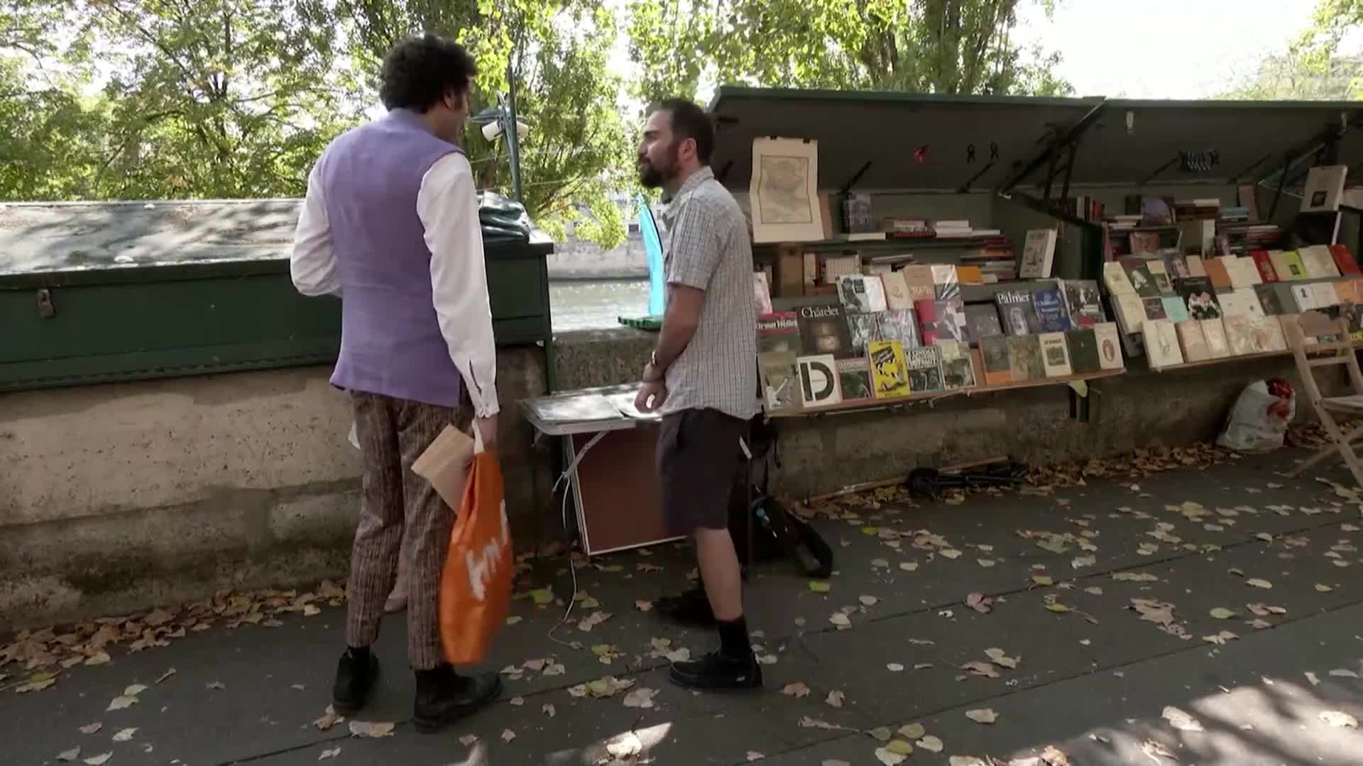 С книга край Сена: Запознайте се с емблематичните за Париж букинисти (ВИДЕО)