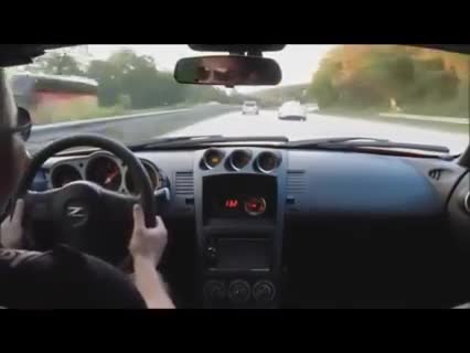 2 бегачки се състезават Голфа печели