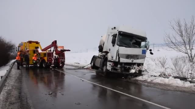 Вадене на обърнат циментовоз от снега
