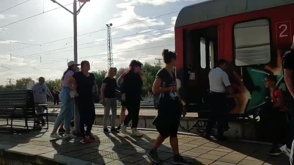 НА КОСЪМ ОТ ИНЦИДЕНТ: Жена опита да се качи на влака София-Варна в движение