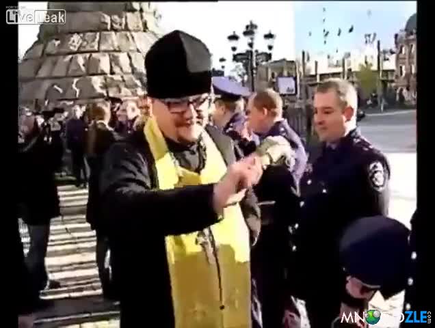 С М Я Х ! Ето така се ръси полицията