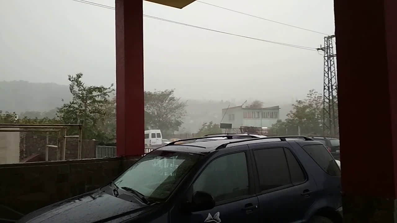 Буря в Кърджали със силен вятър и дъжд
