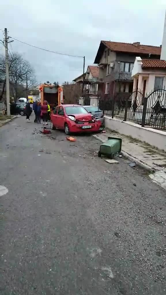 Камион за боклук помете 5 паркирани коли в София