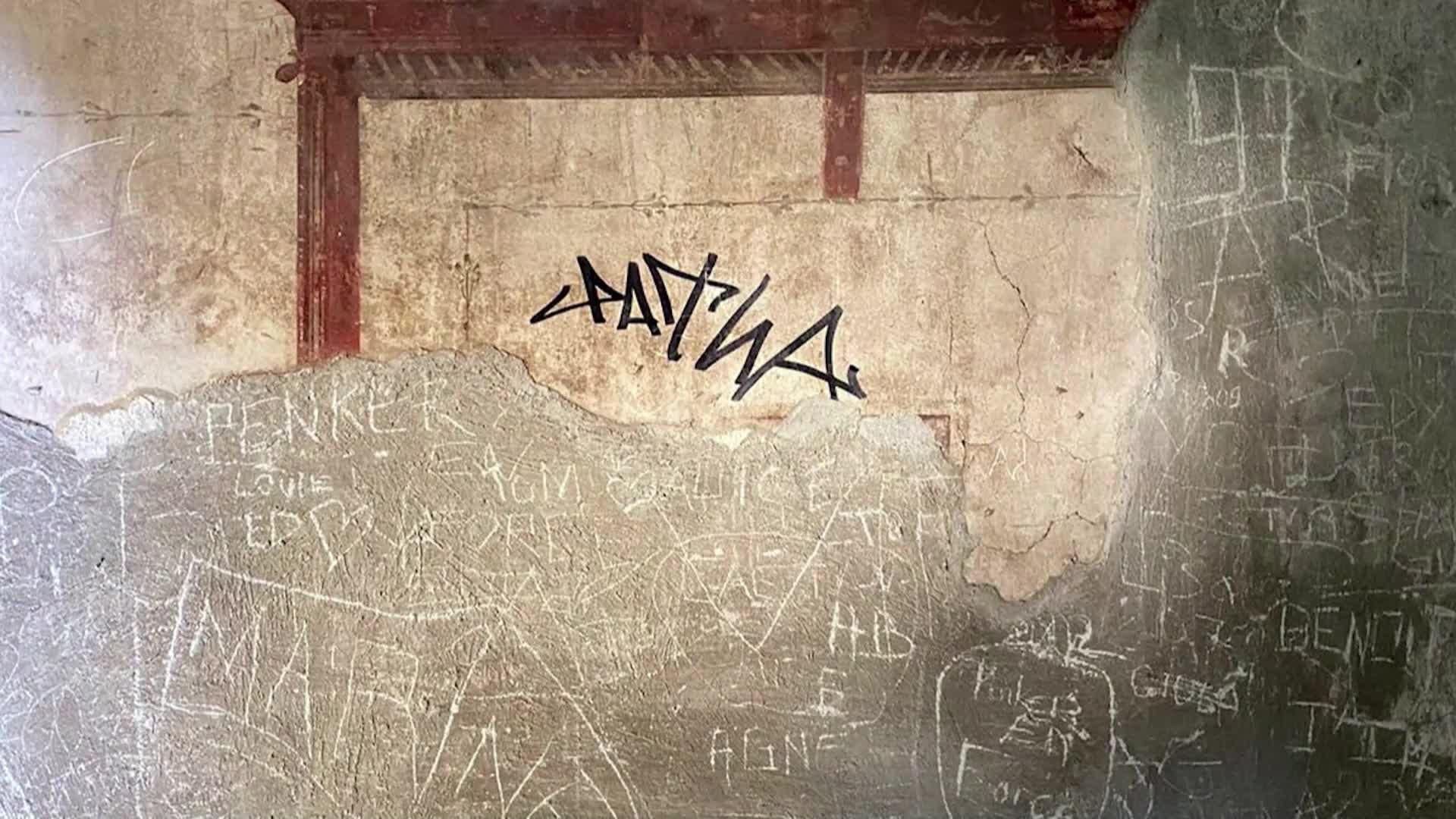 Турист надраска древноримска къща, оцеляла след вулканично изригване (ВИДЕО)
