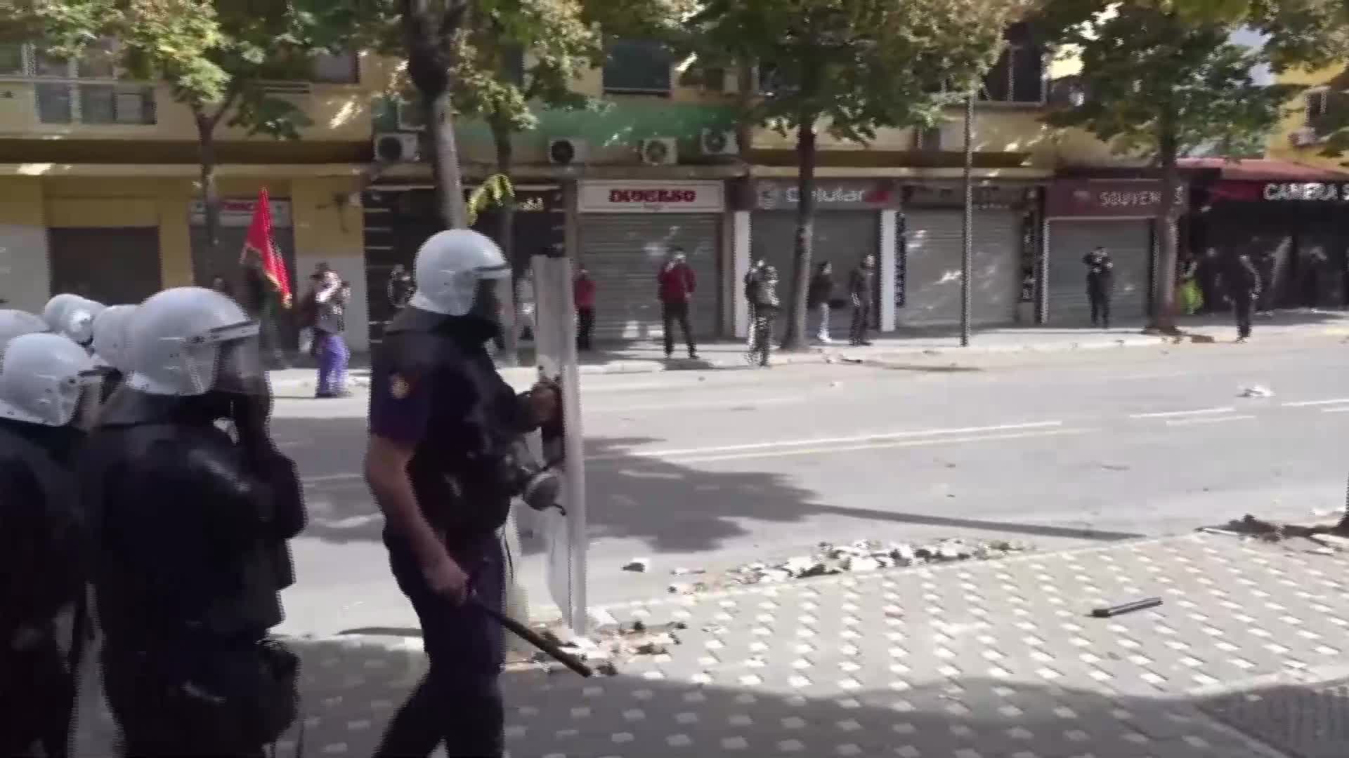 Протести и сблъсъци в Тирана, пострада дипломат от австрийското посолство