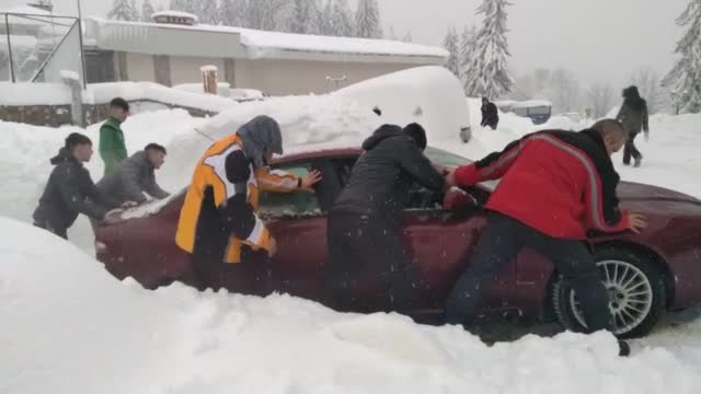 Блокирани от снега в Пампорово