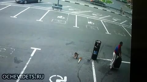 Днес не му е ден за почистване на този мързелив боклукджия !