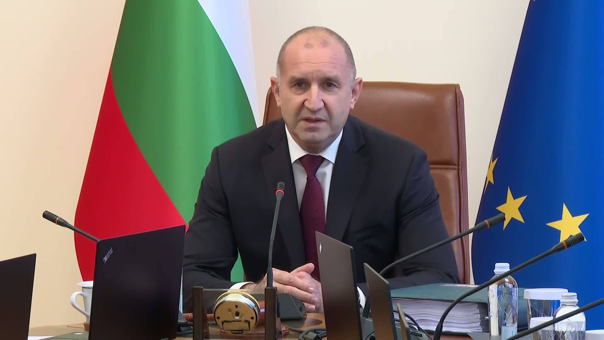Румен Радев: Правителството слага край на предоставяне на въоръжение от българската армия за Украйна